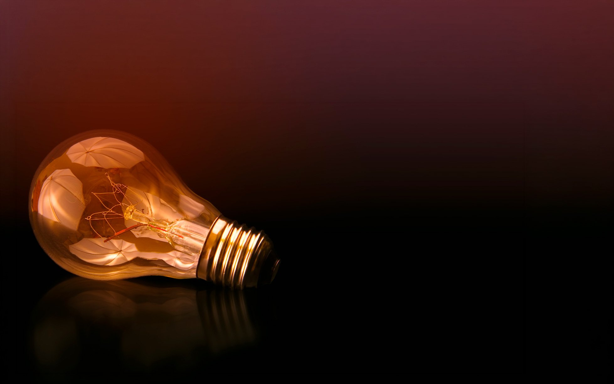 Lâmpada iluminada em amarelo, imagem da identidade Balako